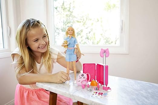 Barbie Blonde Pop en Reisset met Accessoires - Inclusief Puppy, Bagage, Stickers en 10+ Accessoires - Cadeau voor Kinderen Van 3 tot 7 Jaar